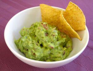 GUACAMOLE-COM-NACHTOS-300x230