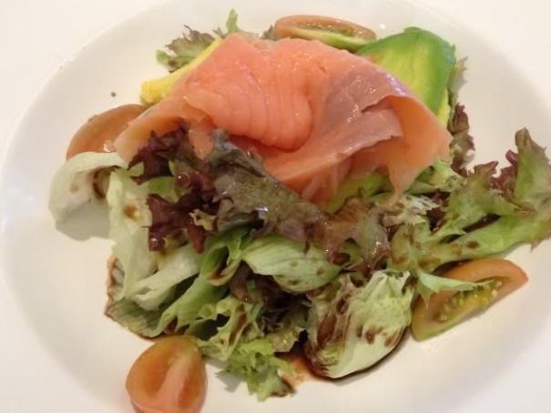 Salada-de-avocado-com-salmao